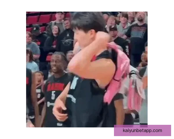 杨瀚森女友晒情侣同款粉色卫衣互动甜蜜 网友纷纷围观热议